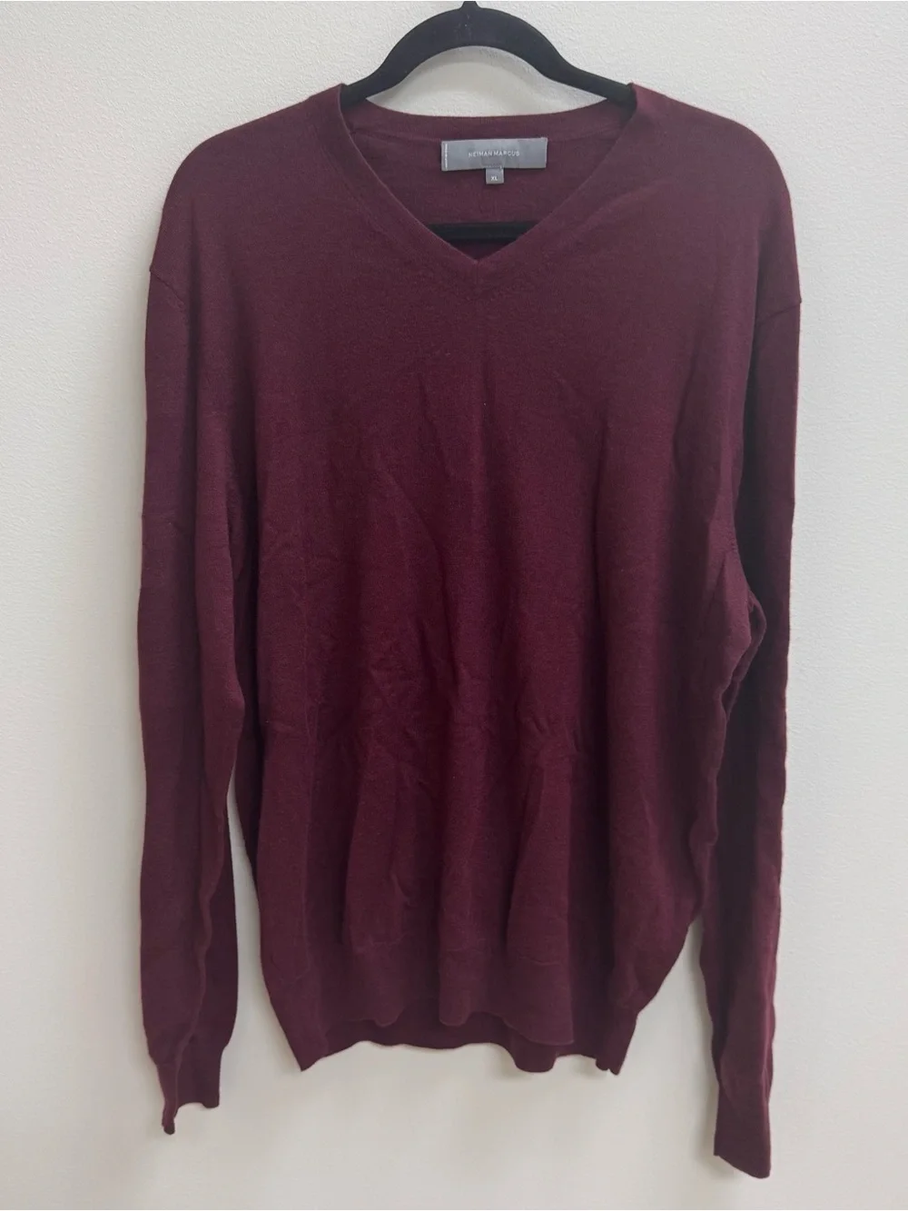 Neiman Marcus Cashmere Silk V-Neck Lightweight Sweater - Burgundy XL Minimalist